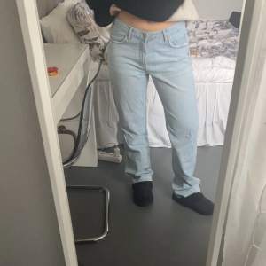 Så fina jeans från bikbok som heter ”low straight”, i så fint skick!  Nypris 699 men jag säljer för 100kr! Säljer då de blivit förstora för mig..