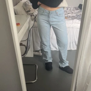 Jeans - Så fina jeans från bikbok som heter ”low straight”, i så fint skick!  Nypris 699 men jag säljer för 100kr! Säljer då de blivit förstora för mig..