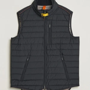 Parajumper väst - Varan är använd men har inga synliga tecken på det, är i nyskick och finns även kvitto här! Är använd ca 2 år. Nypris 4000 ca   Vid intresse kan pris diskuteras