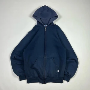 Vintage Rusell hoodie  - Säljer denna sällsynt Rusell hoodie som är bra skick för sin ålder. Är lite defekter överallt. Några fläckar finns och drag kedjan är lite trasig men det går att stänga den kom privat och fråga. Dessa säljs för runt 1000-1500kr på Ettresex! Storlek M