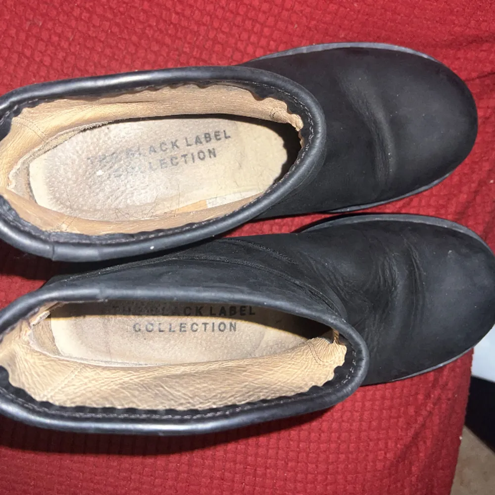 37 är sko storleken, märken står i skorna ( även X ) vid baksidan på kängan.  Bra skötta, läder, använd få gånger då jag har höga istället . Skor.