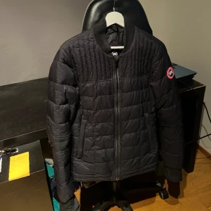 Canada goose jacka - Jacka i nyskick, passar storlek S/M💕Kartong+ kvitto finns, skriv för fler bilder. Perfekt till våren