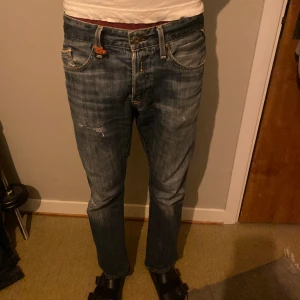 Replay jeans herr - Mörkblå jeans, med slitningar. Väl använda men i gott skick. 32 i längd och bredd. Pris kan diskuteras. Exklu frakt.