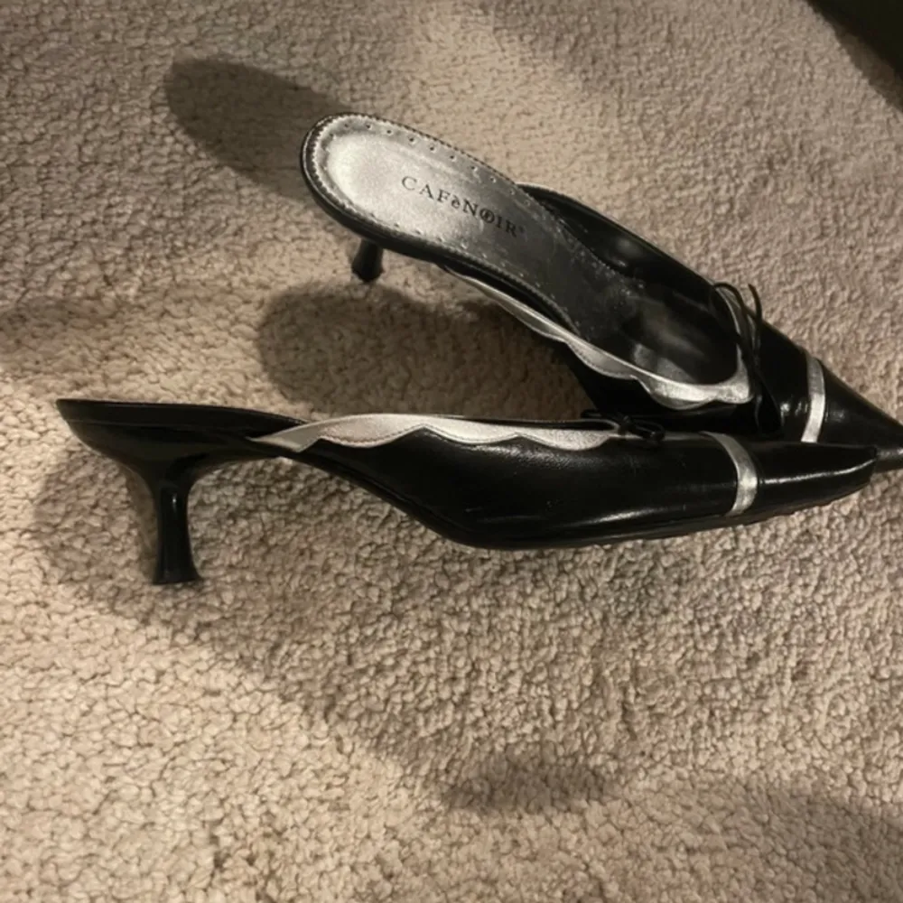 En del av klacken på ena skon har plastbiten lossnat! . Skor.
