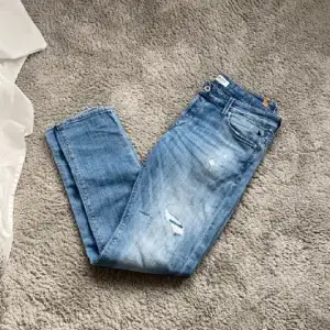 Slim jeans att 33/34 riktigt fet. Pris kan diskuteras 