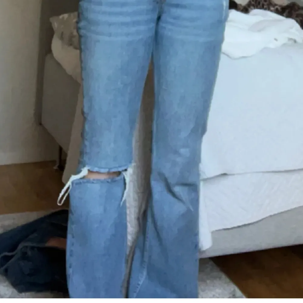 Ett par blåa, raka jeans med ett hål på ena känt💓 Supersnygga och bekväma, säljer då de blivit för stora💗. Jeans & Byxor.