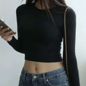 Zara topp - Zara långärmad topp, använd 2 gånger och är i mycket bra skick❤️ säljd billigt pga flyttar utomlands