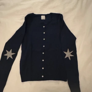 Stickad kofta - Säljer min fina stickade kofta från zalando i strolek xs