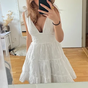 Studentklänning - Jättefin studentklänning i nyskick med prislapp kvar💕💕 säljer då jag hellre vill ha en annan💕 helt slutsåld och nypris 1000 me frakt o tull 