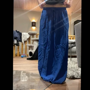 Blå långkjol - Blå långkjol från Sellpy i storlek 38💕 Kjolen är väldigt lång och det finns snören att spänna åt med i midjan💗