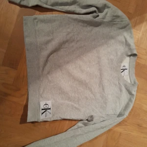 Calvin Klein Jeans joggingröja - Kort cK grå joggingtröja storlek S i perfekt skick!  100% bomul