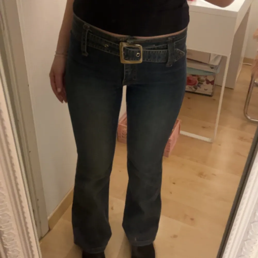säljer dessa ikoniska miss sixty bootcut jeans med bälte 🤍storleken är 34, passar nån runt 160cm 🤍 använd gärna köp nu‼️. Jeans & Byxor.
