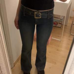 säljer dessa ikoniska miss sixty bootcut jeans med bälte 🤍storleken är 34, passar nån runt 160cm 🤍 använd gärna köp nu‼️