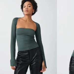 Militär grön gina topp  - Militärgrön topp från Gina i stolek xs, använd en gång 