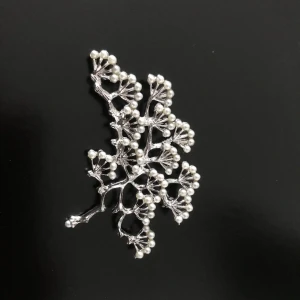 Store Pärlör Brosch - Mått ca 7.00 cm  Finns guld färg kvar  Helt ny 