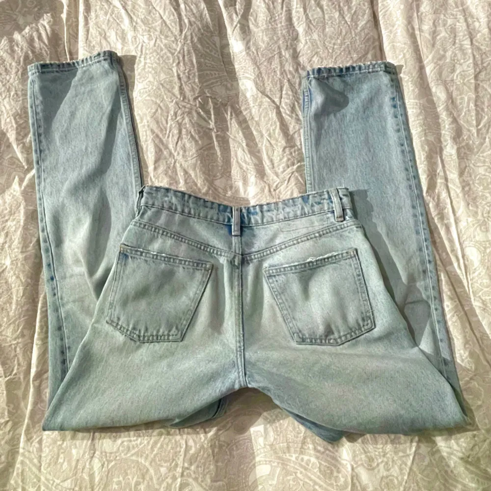 Säljer mina älskade mid waist zara jeans 💞 inga defekter, alltså jätte bra skick 🥰 det är den ljusa modellen . Jeans & Byxor.