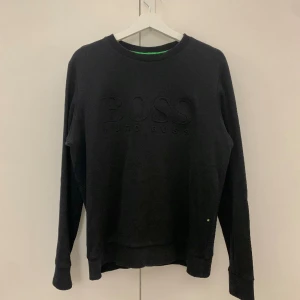 Hugo Boss tröja - Sparsamt använd Hugo Boss tröja. Storleken är L/M