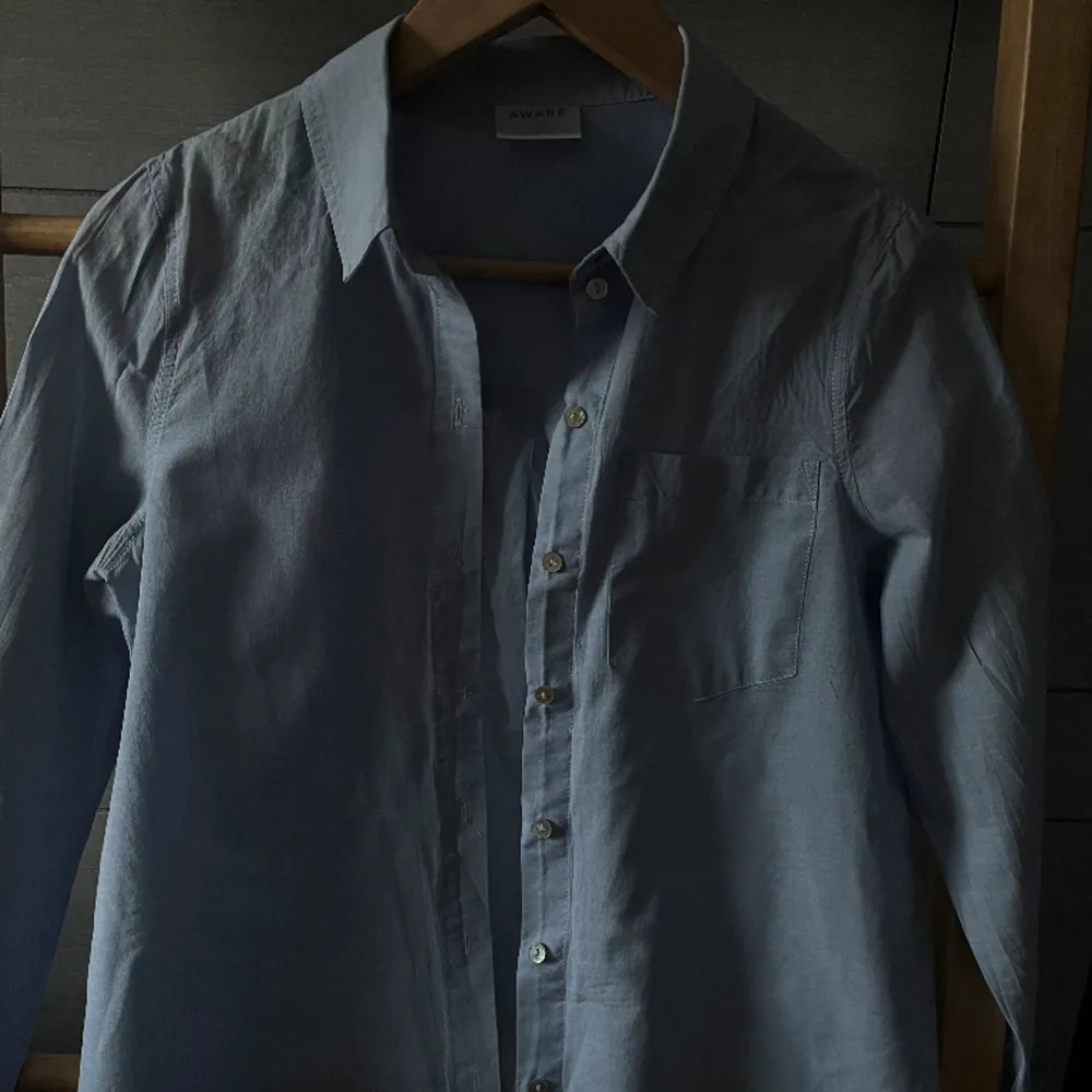 Superhärlig ljusblå somrig skjorta 🌸 Köpt på Vero Moda och är i fint skick. Storlek xs 💙. Skjortor.