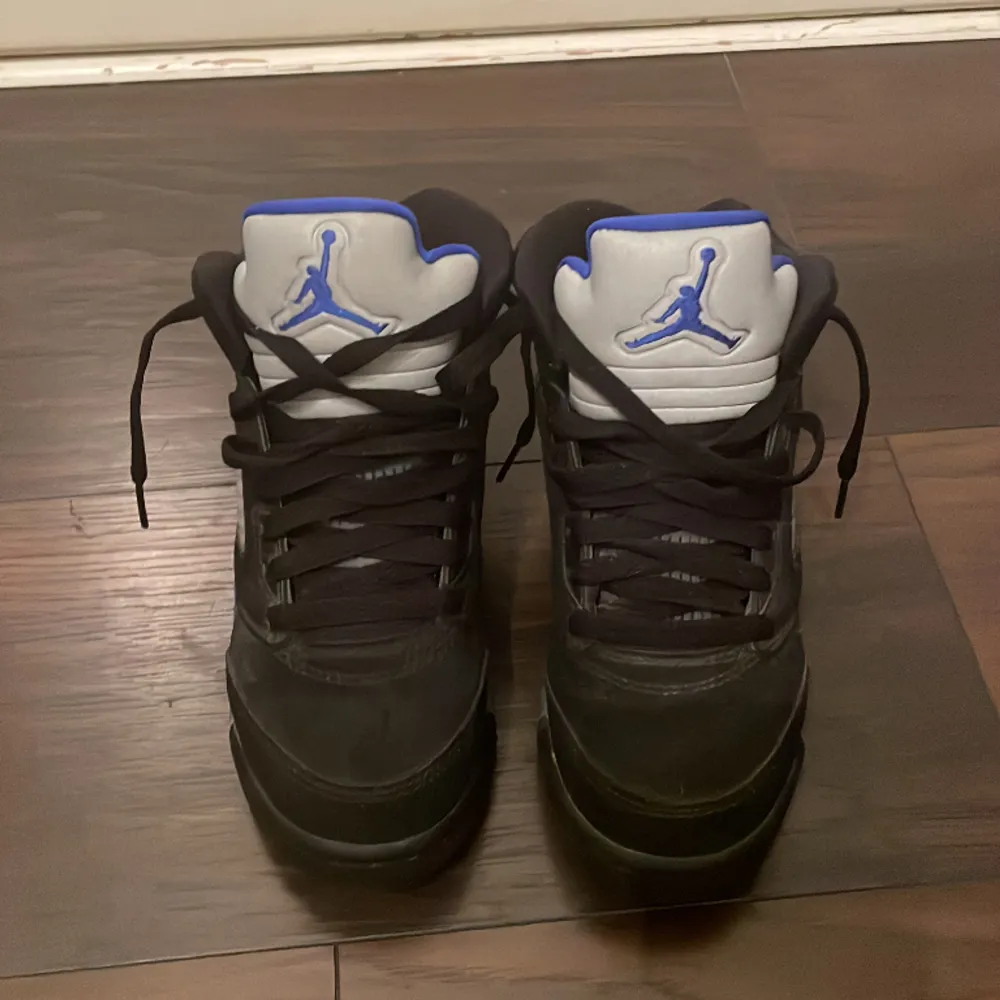 Ett par Jordan 5 racer blue. De är använda fåtal gånger, inga defekter och skicket är 9/10. Säljer pga att de är för små för mig. . Skor.