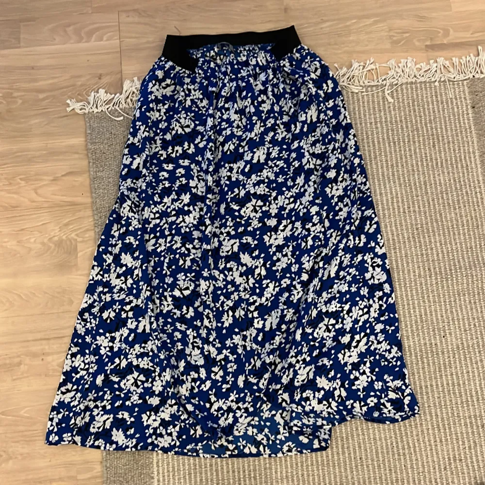 Blå blommig kjol som inte har kommit till användning säljs nu, den är snittad i fram  uppifrån och ner💗. Kjolar.