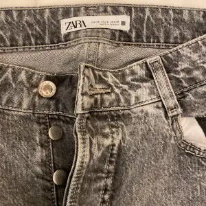 Säljer dessa gråa zara jeans i storlek 38  Higwaist  I fint skick 💕💕💕 