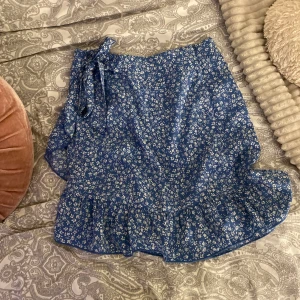 Blommig kjol - Söt blommig kjol med knyte på ena sidan
