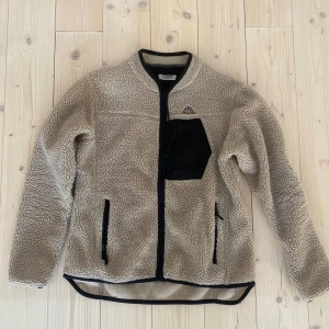 Teddyfleece - Teddyflecce från Kappa. Står ingen storlek i, men passar fint som M och snyggt lite over sized S.🤍🤍