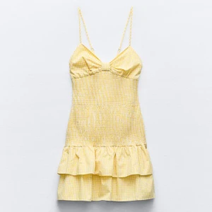 Zara klänning - Säljer denna otroligt fina klänning. Helt oanvänd med lappar och allt kvar. Säljer då den ej passade. Slutsåld i denna storlek