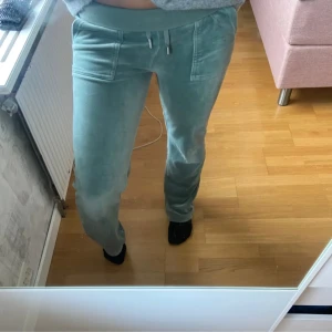 Gröna juicy couture mjukisbyxor  - Nu säljer jag mina gröna juicy couture byxor som är i ett väldigt bra skick. 