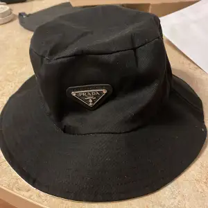 Jag säljer min prada hatt man kan vända ut och in på den eftersom det finns både vitt färg och svart färg så man kan välja vilken man vill använda. Den är lite stor i modellen