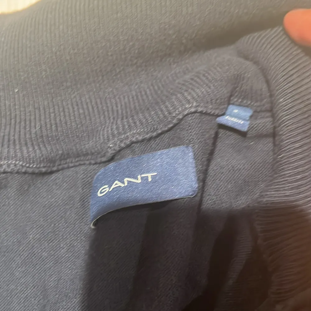 Tja! Säljer min riktigt snygga gant tröja i storlek S. Den är köpt på gant för ett år sedan och är i bra skick. Skriv om ni har några frågor mvh Frank . Neuletakit & Villapaidat.
