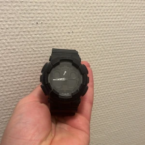 Casio G-Shock GA-100 - Fick den i present men hsr nt använt den. Original pris är ungefär 1500 men med tanke att den ”inte funkar” och ingen box säljer jag den till billig pris som kan diskuteras tom!