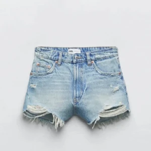 Zara jeans shorts - Jätte fina jeans shorts från zara. Storlek 38🥰 Hör av er vid funderingar!
