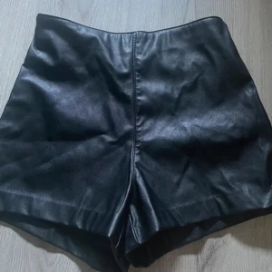 Skinnshorts - Säljer dessa skinshorts från H&M som inte längre går att köpa. De är i fint skick och perfekta till sommaren! 