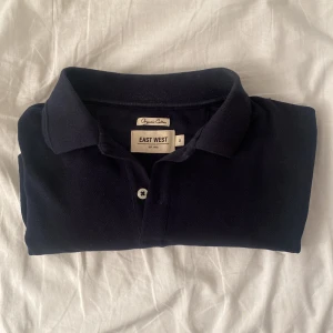 Pike tröja från East West - Fin Pike tröja från East West i storlek medium. Materialet är mesh och är skönt och svalkande mot huden.  