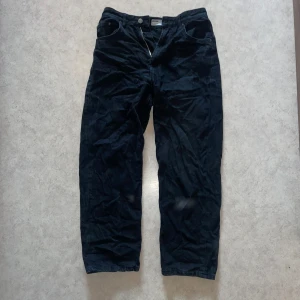 Bershka baggy byxor - Sjukt snygga svarta bershka baggy  straight legged denim jeans i storlek 30. Frågor? Skriv i DM. 🤙