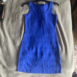 Blå klänning💙 - Så snygg stickad klänning!! Jätteskönt material🫶🏻 strl 40 men stretchig och passar även mig som har S