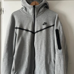 Nike tech set - Nike tech set, använd ett fåtal gånger. ett snöre på byxorna är sönder, inget annat:). Hoodien är beställd från Zalando för 1345kr, byxorna är köpta direkt i nike affär för 1400kr. Nypris 2645kr. Pris kan diskuteras. Skriv gärna om ni vill ha bilder.