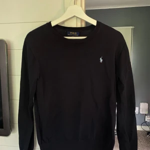 Ralph lauren tröja - Tja! Säljer nu denna skit snygga Ralph lauren tröja då den inte används längre. Skicket är utmärkt och inga defekter finns. Storlek S. Tveka inte för fler bilder eller frågor!💯