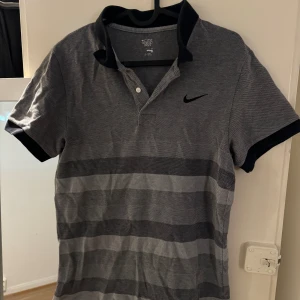 Retro Nike piké  - Retro piké från Nike i gråa nyanser 🩶