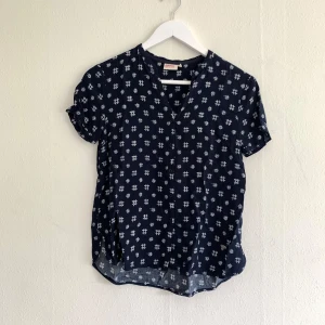 Mörkblå kortärmad topp - Knappar framtill.