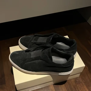 Axel Arigato - Storlek 45, medeligt skick, ganska smutsig men kan tvättas. Priset kan pratas om. KÖP!!!🤩