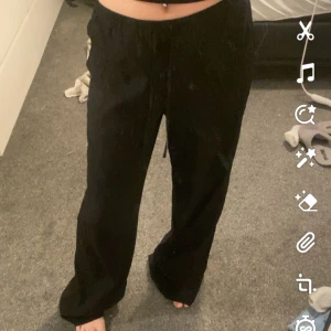 Linnebyxor  - Linnebyxor från ZARA med fickor på framsidan och snören, använder inte för att dom är för långa, jag är 163cm