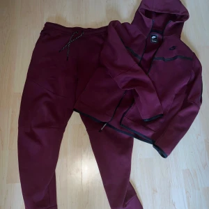 Nike tech fleece tracksuit - Nike tech tracksuit vinröd bra skick. Kom dm för frågor eller bilder Tröja storlek S Byxor storlek M 