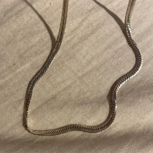 Halsband - Fint halsband i förmodligen äkta silver, hör av dig vid frågor eller intresse💗väldigt gammalt halsband, därav materialgissningen.