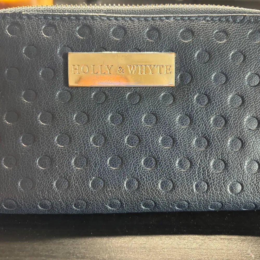 Jättefin plånbok har några tecken på användning men inte mycket.. Väskor.