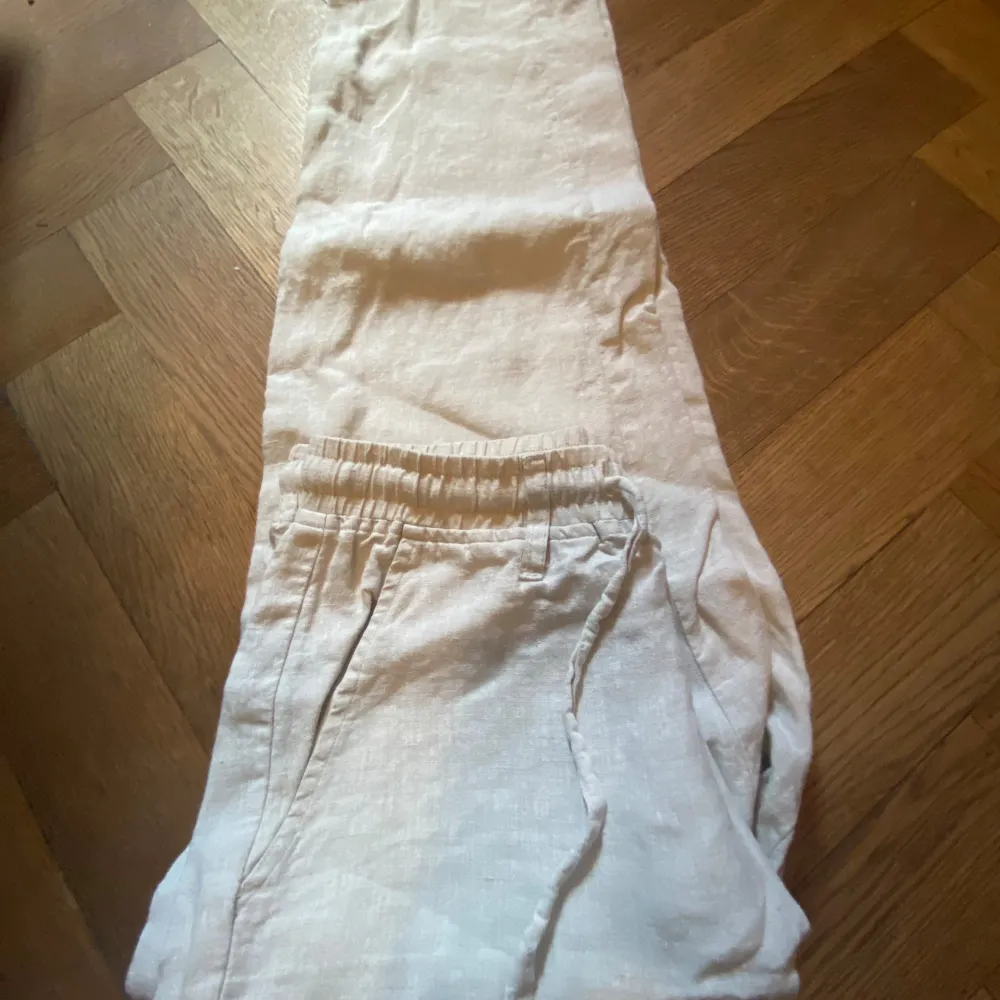 Säljer ett par goa linnebyxor från AKRYL. Jättefin kvalite och knappt använd. Cond: 9/10!!. Jeans & Byxor.