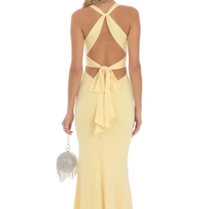 gul balklänning💛 -  säljer denna fina balklänning som ej är använd då jag hade en annan på min bal.💕