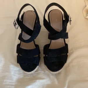 Högklackade sandaler - Ett par jätte fina högklackade sandaler som knappt har använts då jag inte riktigt hittat tillfället och nu är dem för små. De är storlek 38 men kan passa minde också. Skriv för fler bilder, pris kan diskuteras och säljaren står för frakt ☀️