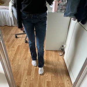 ✨Lee jeans💫 - Säljer dessa lågmidjade jeans från lee🙌 det finns tecken på användning men de är fortfarande i jättefint skick🥰🫶 Storlek:W28L31